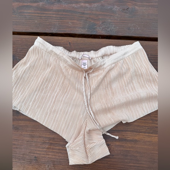 Victoria’s Secret gold metallic pleated sleep pajama shorts size L - Picture 1 of 4